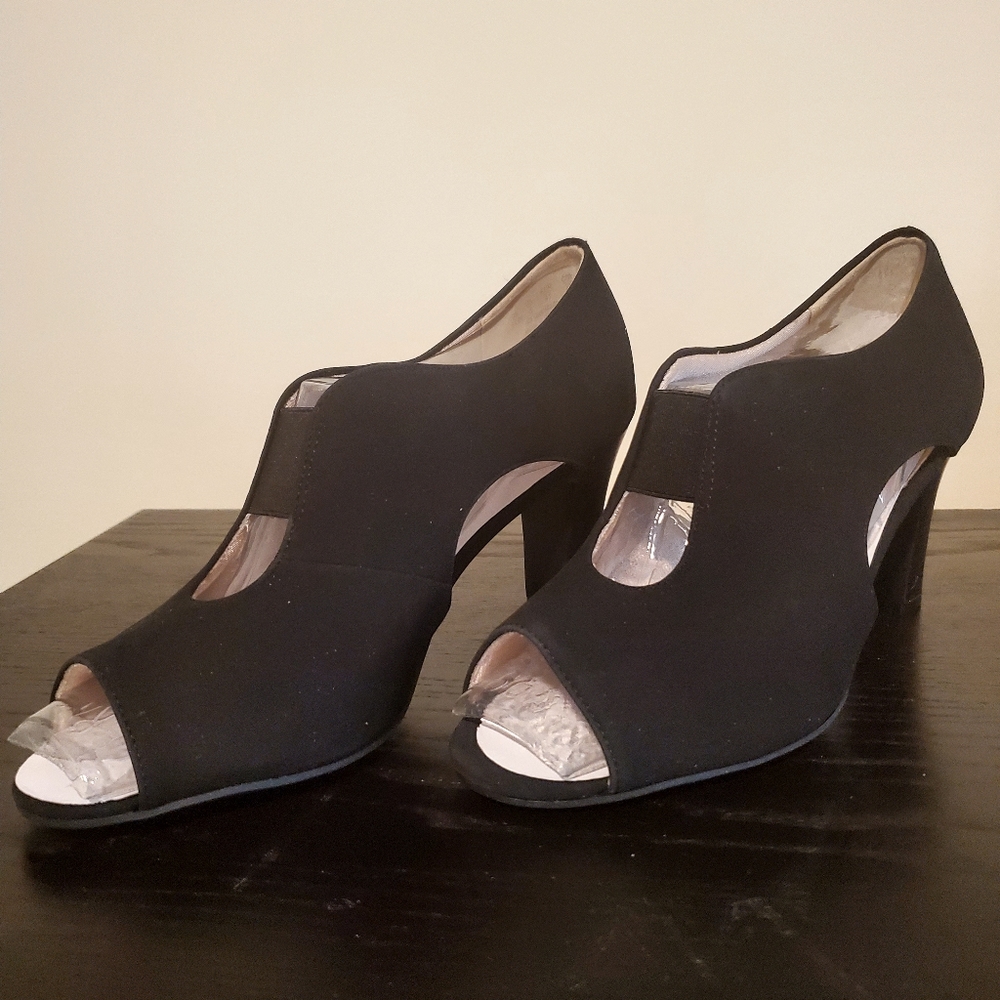 11 Wide LifeStride Women's Carla Open Toe Pumps